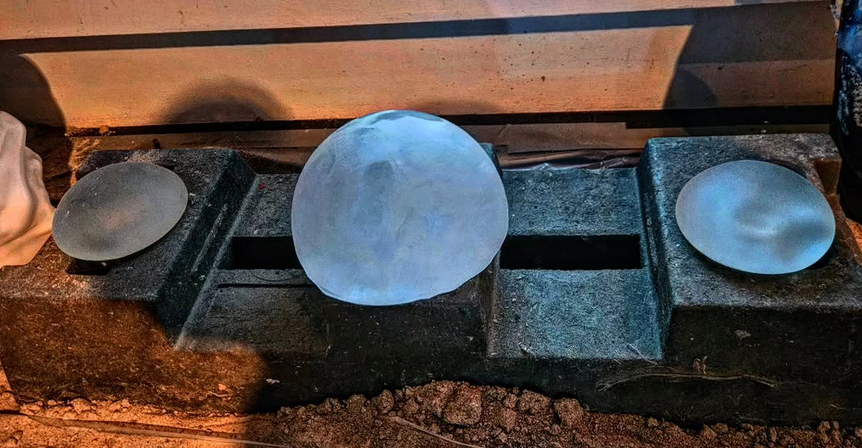 Silikonimplantat och gjutet glas