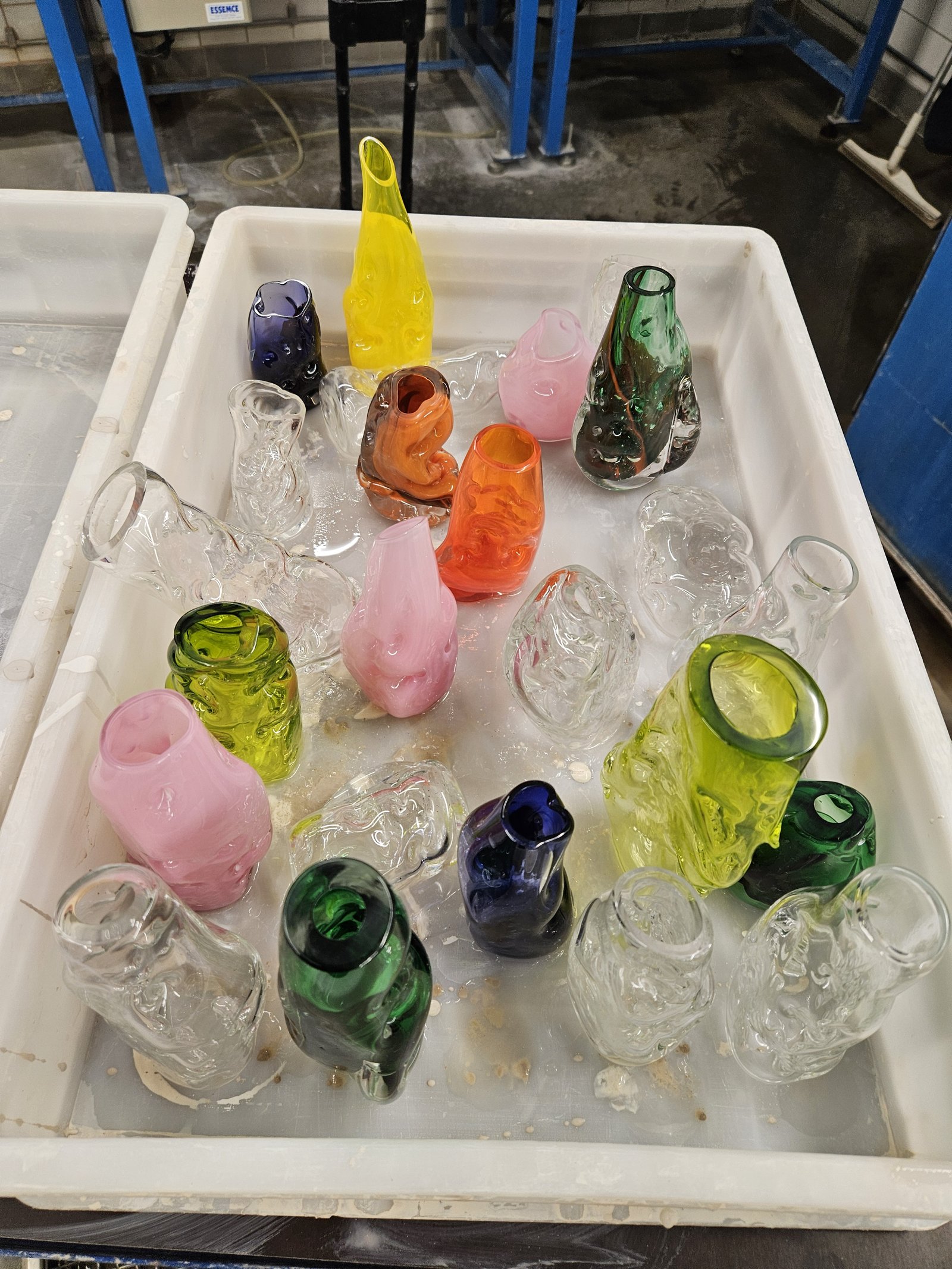 Efterarbetade rumpvaser i glas