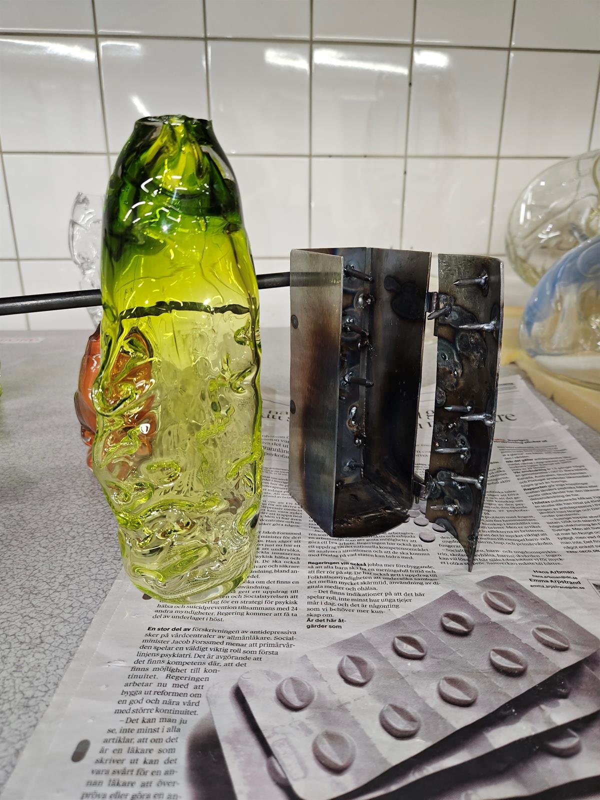Rumpvas bredvid järnjungfru-stålformen